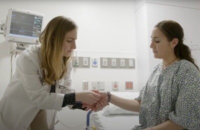 Кодирование Аквилонг в Называевске Врач держит пациентку за руку